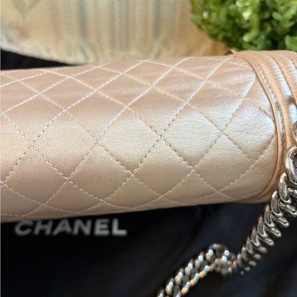 🩷Stunning Chanel Boy Bag Maxi. Original condition.🩷Rare shimmering pearl color - Picture 15 of 17